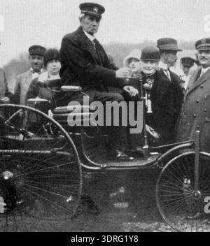 Carl Benz, im Alter von 81 Jahren, wird dargestellt, wie er sein erstes Auto fährt. Das Bild veranschaulicht die Rolle von Benz als Erfinder des ersten praktischen Autos mit Verbrennungsmotor. Das Foto dokumentiert frühe Innovationen im Automobilbau, technische Leistungen und historische Bedeutung von Benz’ Beiträgen zur Fahrzeugentwicklung und unterstreicht seinen Einfluss auf die Erfindung moderner Automobile und industrieller Ingenieurspraktiken in Europa. Stockfoto