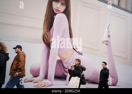 Das Gesicht von Lalisa Manoban blickt am 18. Februar 2026 auf die Käufer im West End vor dem Nike Store im Oxford Circus in London, England. Lalisa Manoban ist eine thailändische Rapperin, Sängerin, Tänzerin und Schauspielerin, die erstmals als Mitglied der südkoreanischen Mädchengruppe Blackpink bekannt wurde. Sie ist derzeit mit NikeSKIMS verbunden, einer Performance-Wear-Marke, die durch eine Zusammenarbeit zwischen Nike und SKIMS entstand, der Bekleidungsmarke, die 2019 von Kim Kardashian gegründet wurde. Stockfoto