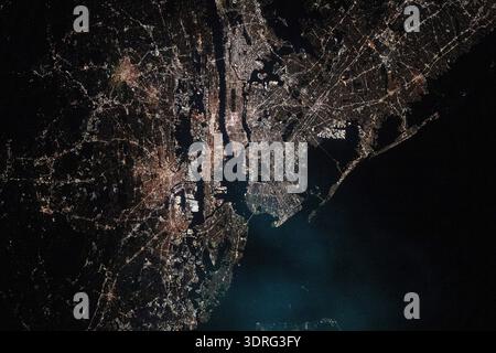 Die Metropolregion New York-New Jersey mit einer Bevölkerung von etwa 19,8 Millionen Menschen an der US-Ostküste wird um etwa 2:43 Uhr Ortszeit von der Internationalen Raumstation fotografiert, als sie 262 Meilen über dem Atlantik umkreiste. Die dunkle, rechteckige Form in der Nähe des obersten Zentrums ist der Central Park im New Yorker Stadtteil Manhattan. Ein Foto von der Internationalen Raumstation am 11. September 2025, eine optimierte Version eines Originalbildes der NASA: Credit NASA/JKim Stockfoto