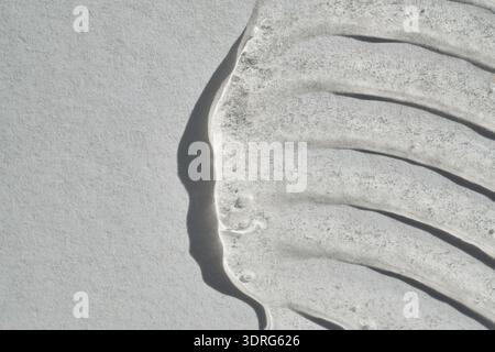 Klares Hautpflegegel für abstrakte Wellenmuster und weiche Schatten auf der Oberfläche Stockfoto