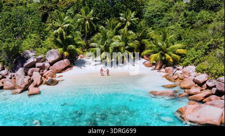 Ein Paar, das einen romantischen Kurzurlaub am Strand von Anse Lazio auf den Seychellen genießt Stockfoto