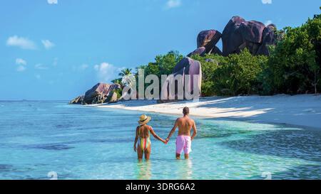 Ein Paar genießt einen romantischen Spaziergang am unberührten Strand Anse Source dArgent auf den Seychellen Stockfoto