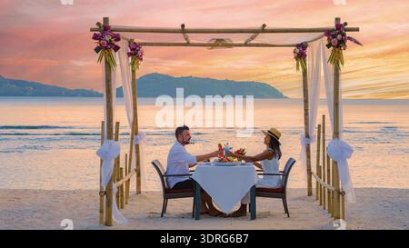 Romantisches Abendessen am Strand in Phuket Thailand, ein Paar Mann und eine Frau essen am Strand zu Abend Stockfoto