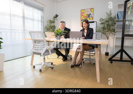 Der Chef und der Assistent sind auf einer Mission, den Fortschritt eines Geschäftsprojekts zu überwachen Stockfoto