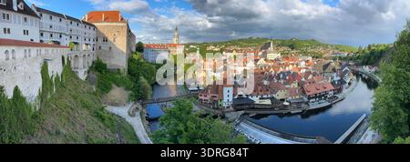 Panoramablick auf das historische Český Krumlov mit Schloss, Fluss und bezaubernder Altstadt, Böhmen, Tschechien, Mai 2025 Stockfoto