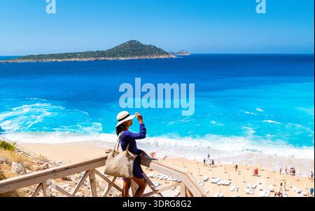 Junge Frau, die die atemberaubende Aussicht auf Kaputas Beach an der Küste von Lycia in der Türkei genießt Stockfoto