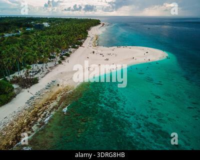 Maldive Insel mit Strand und Horizont mit bewölktem Himmel. Drohnenblick auf die Meeresküste auf Fuvahmulah Stockfoto