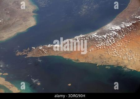 Die Straße von Hormuz VEREINIGTE ARABISCHE Emirate STRASSE VON HORMUZ, QUSHM ISLAND, DUBAI Foto von der Internationalen Raumstation am 23. Februar 2020. Eine optimierte Version eines Originalbildes der NASA: Credit NASA Stockfoto