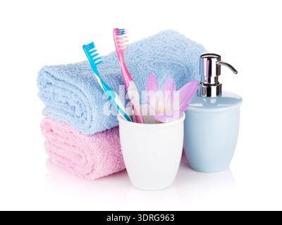 Zahnbürsten, Seife, zwei Handtücher und Blumen Stockfoto