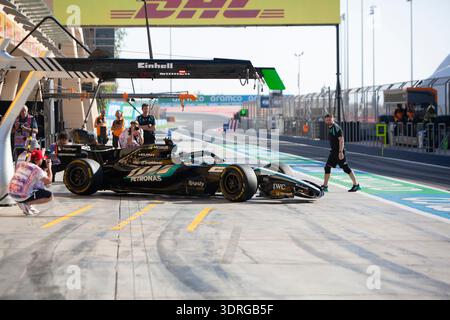 George Russell, Mercedes Petronas AMG F1 fährt am 1. Tag der Formel-1-Vorsaisontests auf dem Bahrain International Circuit, Sakhir, Bahrain, Mittwoch, den 18. Februar 2026. Stockfoto