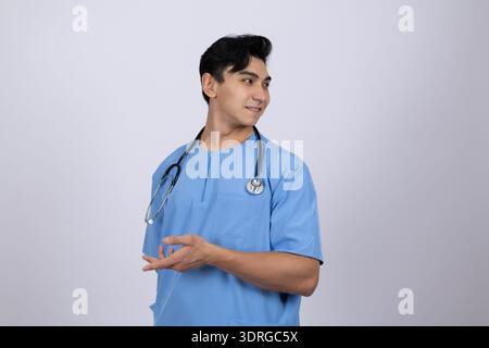 Männlicher Doktor in blauen Peelings, der zur Seite gestickt hat Stockfoto