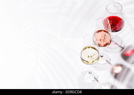 Drei Weingläser gefüllt mit Rot-, weiß- und Rosenwein Stockfoto