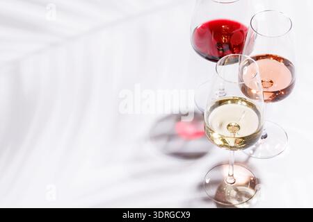 Drei Weingläser gefüllt mit Rot-, weiß- und Rosenwein Stockfoto