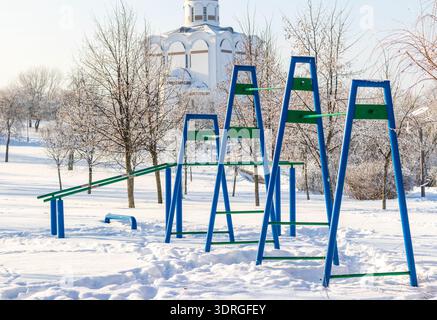 Set von Outdoor-Fitnessgeräten für Calisthenics und Straßentrainings im Wintermonat. Alle mit Schnee bedeckt Stockfoto