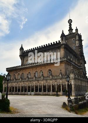 Die Südfassade des Palastes im Neo-Manuelinstil im Zentrum des Bucaco-Waldes in Portugal Stockfoto