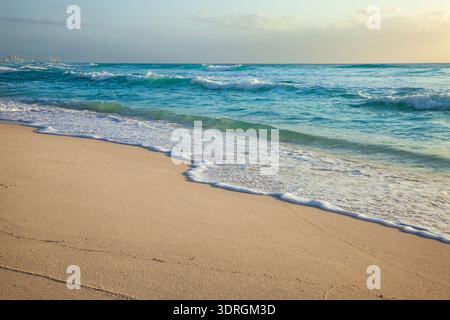 Flacher Blick auf den Strand und die Wellen in Cancun Mexiko an einem wunderschönen Morgen Stockfoto