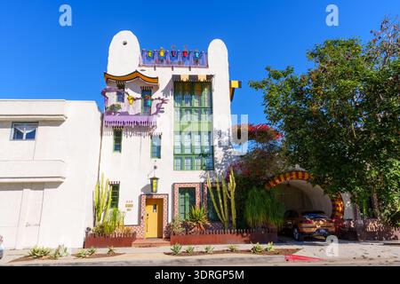 Santa Barbara, Kalifornien - 29. Dezember 2025: Farbenfrohes architektonisches Wahrzeichen in Santa Barbara mit wunderschönem mediterranen Stil und künstlerischem Charakter Stockfoto