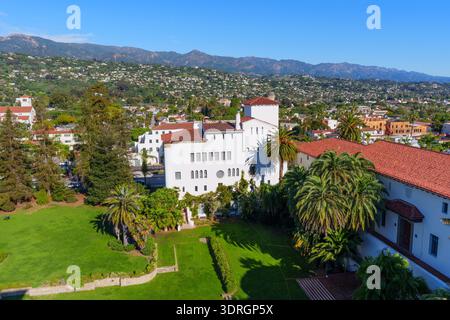 Santa Barbara, Kalifornien - 29. Dezember 2025: Santa Barbara County Courthouse mit Architektur im spanischen Kolonialstil, umgeben von grünen Gärten Stockfoto