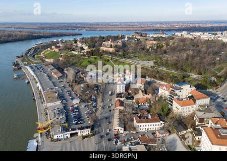 Belgrad, Serbien, 12. Februar 2026: Drohnenansicht der historischen Stadt Belgrad entlang der Save und Donau Stockfoto