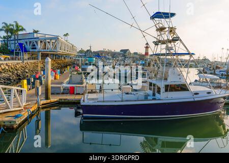 Oceanside, Kalifornien - 17. Dezember 2025: Geschäftige Szene im Yachthafen von Oceanside Harbor mit zahlreichen Fischerbooten und Yachten, die mit einem modernen ausgestattet sind Stockfoto