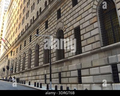 New York City, USA – 4. Juli 2014: Außenfassade der Federal Reserve Bank of New York mit Bogenfenstern in Manhattan Stockfoto