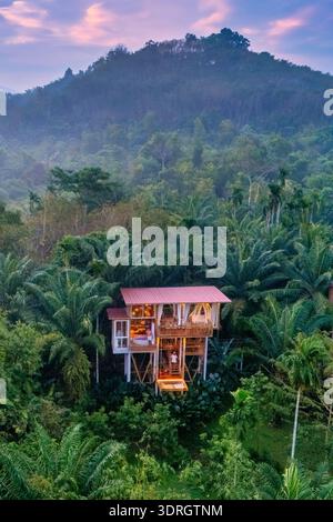 Entfliehen Sie dem Alltag in einem ruhigen Baumhaus, umgeben von üppigem Grün in Bali Stockfoto