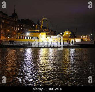 Helsinki, Finnland – 18. Dezember 2025: Ein redaktionelles Nachtfoto des North Harbour in Helsinki, Finnland, mit einem hell leuchtenden gelben FinFerries V Stockfoto