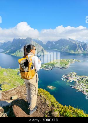 Atemberaubende Aussicht auf die Lofoten-Inseln in Norwegen mit einem Wanderer mit Blick auf die atemberaubende Landschaft Stockfoto