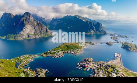 Atemberaubende Aussicht auf die Lofoten-Inseln mit Bergen und Küstenschönheiten Stockfoto