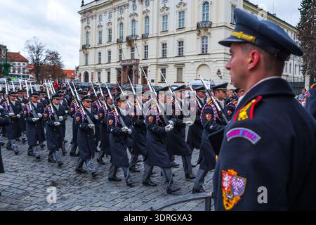 Prag, Tschechische Republik - 24. November 2010: Schlosswache in Bildung während des zeremoniellen Wachwechsels im ersten Hof der Prager Burg Stockfoto