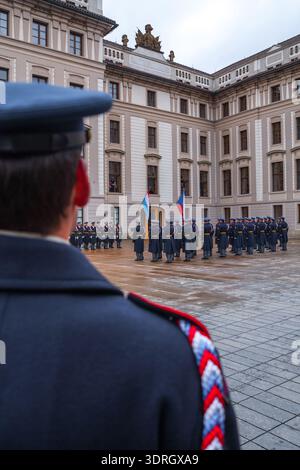 Prag, Tschechische Republik - 24. November 2010: Die Schlosswache steht während einer offiziellen Staatszeremonie auf dem Prager Burghof in der Stockfoto