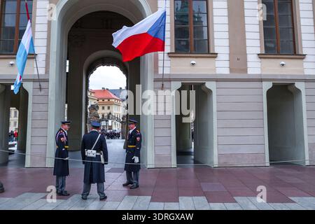 Prag, Tschechische Republik - 24. November 2010: Mitglieder der Schlosswache diskutieren während des zeremoniellen Wechsels über Aufgaben in der Nähe des Eingangs des Präsidentenpalastes Stockfoto