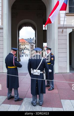 Prag, Tschechische Republik - 24. November 2010: Mitglieder der Schlosswache in Winteruniformen stehen während einer Pause in der Nähe des Pforten des Präsidentenpalastes Stockfoto