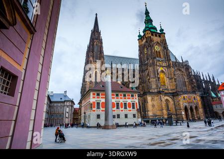 Prag, Tschechische Republik - 24. November 2010: Der Granit Plecnik Obelisk steht im Dritten Hof mit dem Veitsdom im Hintergrund im muni Stockfoto