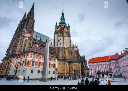Prag, Tschechische Republik - 24. November 2010: Blick auf den Glockenturm des Veitsdoms und die Fassade des neuen Königspalastes im dritten Innenhof Stockfoto