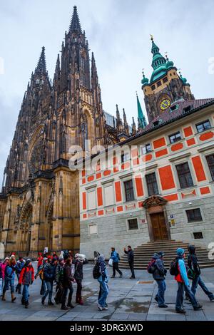 Prag, Tschechische Republik - 24. November 2010: Die rot-weiße Fassade des alten Provostschiffsgebäudes in der Nähe des gotischen Veitsdoms im Gemeindegebiet Stockfoto