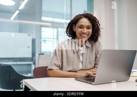 Online-Bewerbungsgespräch. Weibliche Interviewerin Kontaktiert Den Bewerber Per Fernzugriff Mithilfe Digitaler Technologie Stockfoto