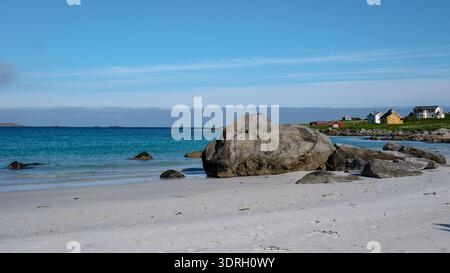 Atemberaubende Küstenlandschaft in Norwegen mit einem ruhigen Strand und farbenfrohen Häusern Stockfoto