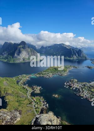 Atemberaubende Aussicht auf die Lofoten Inseln aus der Vogelperspektive mit dramatischen Landschaften und ruhigen Gewässern Stockfoto