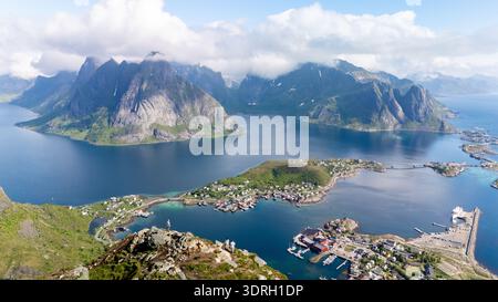 Atemberaubender Blick auf die Lofoten-Inseln, mit ruhigem Wasser und majestätischen norwegischen Bergen Stockfoto