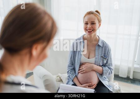 Ärztin untersucht Schwangere in der Arztpraxis. Schwangere Patientin wird im Krankenhaus beraten. Gynäkologe docto Stockfoto