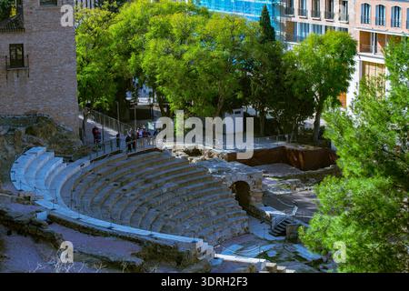 Malaga, Spanien – 11. Februar 2020: Blick von der Festung Alcazaba auf das antike römische Theater und seine archäologischen Ruinen umgeben von üppigem gre Stockfoto