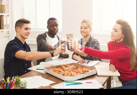 Collage von Schülern, die Pizza genießen und Momente in einer Lernsitzung am Tisch teilen Stockfoto
