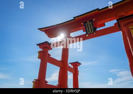 Das berühmte schwimmende Torii-Tor des Itsukushima-jinja-Schreins steht im Meer nahe der Insel Miyajima, in der Nähe von Hiroshima, Japan. Schließen- Stockfoto