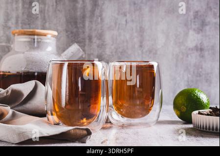 Earl Grey Tee mit Bergamotte in Tassen und Teekanne auf dem Tisch Stockfoto