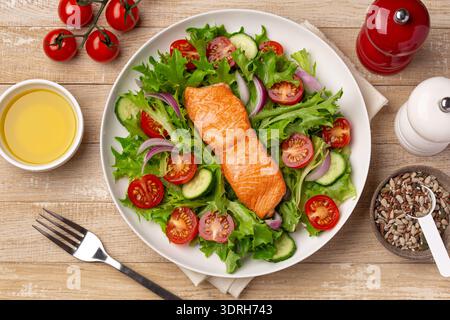 Gebratener Lachs mit Gemüsesalat Stockfoto