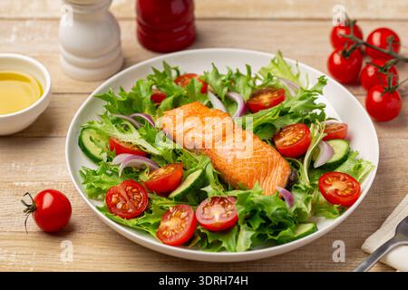 Gebratener Lachs mit Gemüsesalat Stockfoto