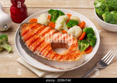 Gegrillter Lachs und Gemüse Stockfoto