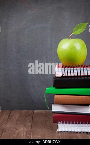 Schul- und Bürobedarf auf dem Klassentisch Stockfoto