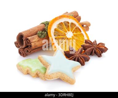 Weihnachten Lebkuchen und Gewürzen. Isoliert auf weißem Hintergrund Stockfoto